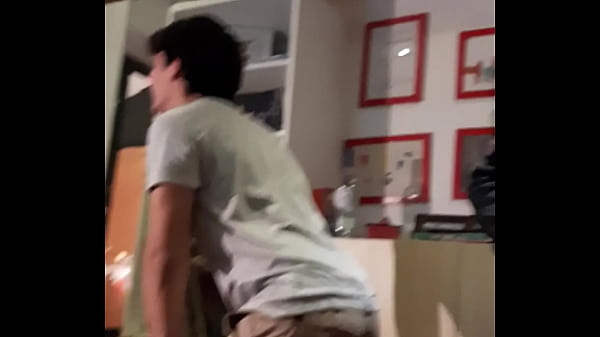 Jovem safadinho fudido pelo irmao ruben enquanto av&ocirc; v&ecirc; cautelosamente