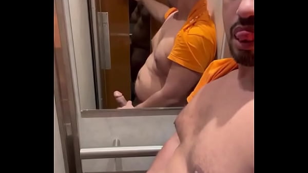 Il est temps de te rendre utile salope tu ne vaux rien tant que tu n&rsquo;as pas vid&eacute; les couilles de ton amant br&eacute;silie 