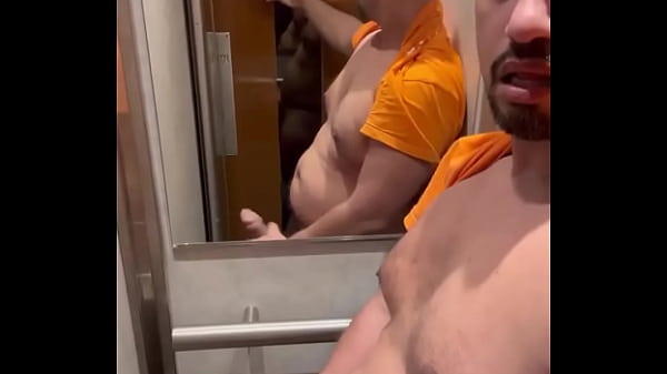 Il est temps de te rendre utile salope tu ne vaux rien tant que tu n&rsquo;as pas vid&eacute; les couilles de ton amant br&eacute;silie 