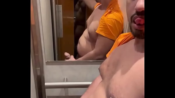 Il est temps de te rendre utile salope tu ne vaux rien tant que tu n&rsquo;as pas vid&eacute; les couilles de ton amant br&eacute;silie 