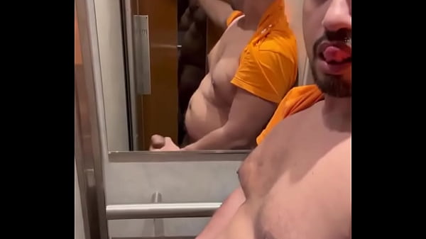 Il est temps de te rendre utile salope tu ne vaux rien tant que tu n&rsquo;as pas vid&eacute; les couilles de ton amant br&eacute;silie 