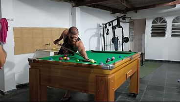 3 heteros jogando sinuca valendo toba