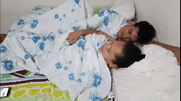 Comparto cama con mi hijastro no aguantamos y termino metiendo su gran polla y mi co&ntilde;o caliente y apretado y me deja su semen en la vagina