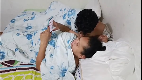 Play MP4 - comparto cama con mi hijastro no aguantamos y termino metiendo su gran polla y mi co&ntilde;o caliente y apretado y me deja su semen en la vagina