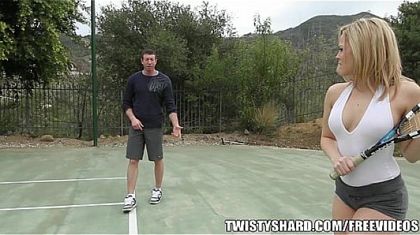 Beautiful blonde MILF Alexis Texas gets picked up and penetrated 