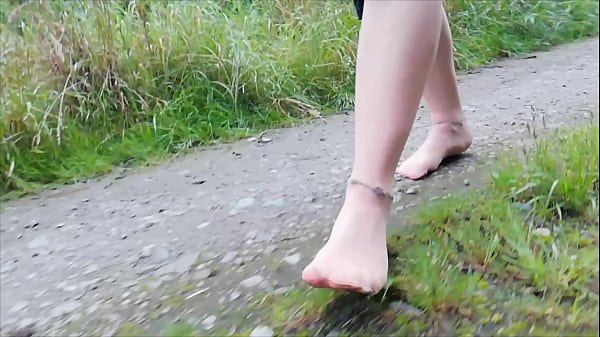 Nylonf&uuml;&szlig;e machen einen spaziergang in der natur 