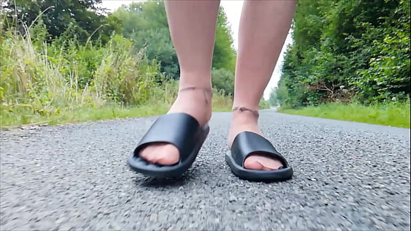 Nonton Nylonf&uuml;&szlig;e Machen Einen Spaziergang In Der Natur thumbnail