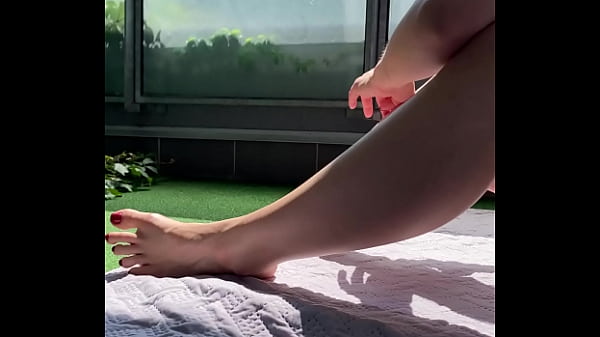 Nonton Huge Cock Voyeur Jerks Off And Cums On Wife's Big Feet On The Terrace thumbnail