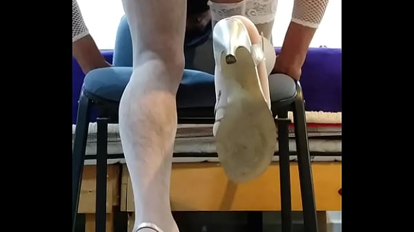 Riqu&iacute;sima travesti desnuda, en zapatillas y pantimedias 