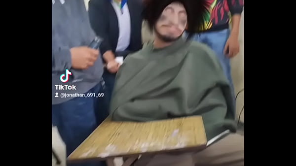 Chiquito calenturiento se prende con un toque 