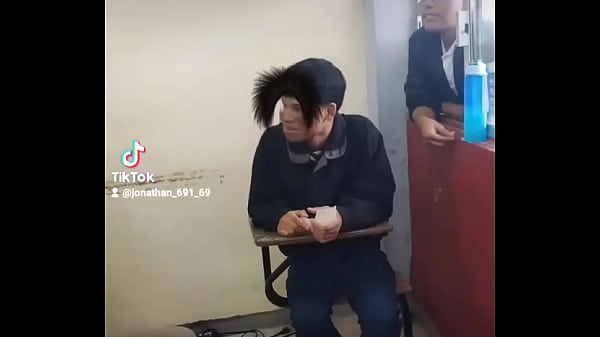 Nonton Chiquito Calenturiento Se Prende Con Un Toque thumbnail