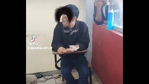 Chiquito calenturiento se prende con un toque 