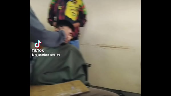 Chiquito calenturiento se prende con un toque 