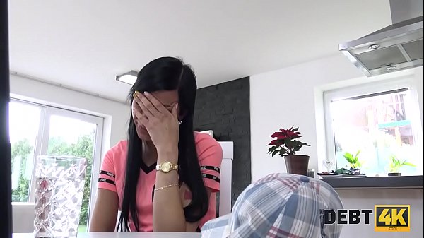 DEBT4k. Muskulöser Mann schlägt jungen entzückenden Schuldner, der keinen_Job hat