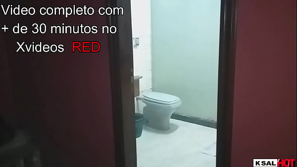 Play MP4 - A delicia da Danny hot&comma; fode com todo mundo da produ&ccedil;&atilde;o no banheiro  ela goza muito na orgia