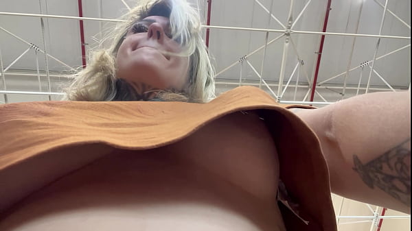 Homem filma mulher com o_celular_escondido se masturbano_eos peitos em quanto ela faz compras no_Supermercado