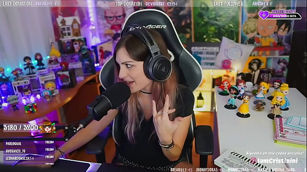 Cristinini asmr chupando una polla al microfono
