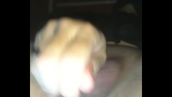 Novinho se masturba com a piroca molhadinha 