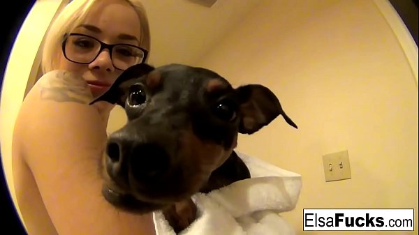 Play MP4 - Elsa Jean shows off her hotel room and her pussy