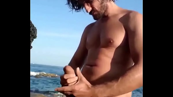 Sexy hombre se jala la polla