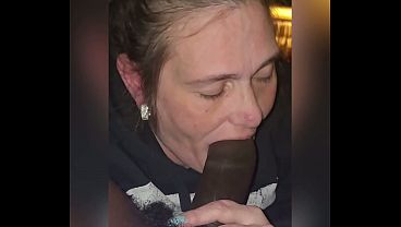 Blue-nailed Stepmom Gives An Amazing Gumjob thumbnail