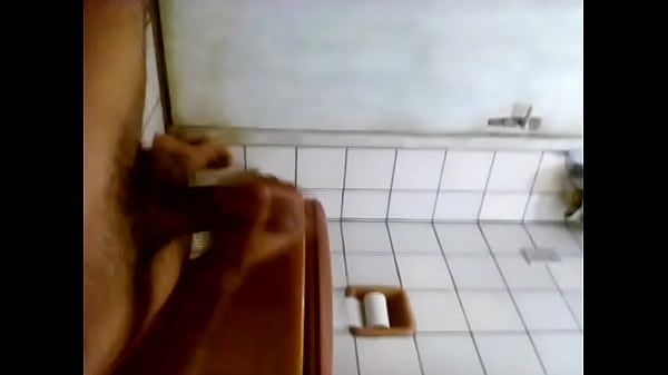 Novinho pirocudo se masturbando e gozando muito 