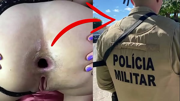 Negão arromba a mulher_do policial enquanto ela fala com o corno