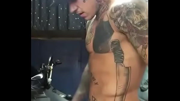 Play MP4 - Rola gostosa do tatuado