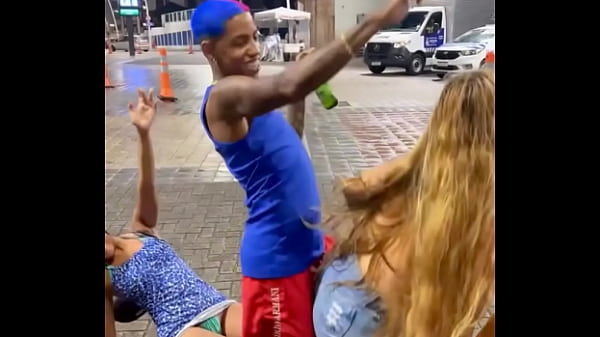 Play MP4 - Resenha de putaria na rua acaba em fudel&acirc;ncia no carro em movimento&period;