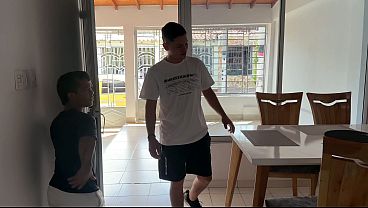 Nonton Mientras El Cuernudo Enano De Mi Mejor Amigo Esta Descansando En El Sofa Me Follo Fuertemente A Su Culona Novia A Su Lado. thumbnail