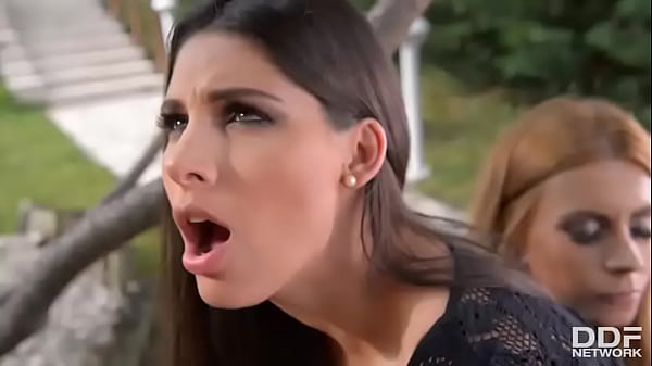 Nonton Probing The G-spot - Lesbian Threesome's Garden Adventure thumbnail