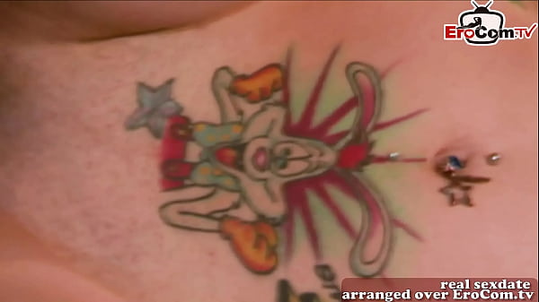 Kleine br&uuml;nette schlampe mit tattoos wird geil zuhause gefickt 