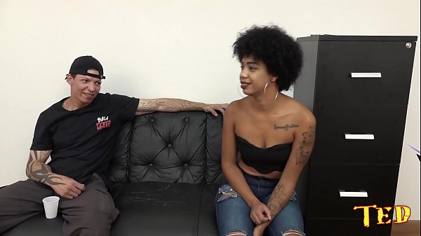 Play MP4 - A mulata Aniaty Barboza tenta tomar coragem para fuder com o dotado - Ricardo Scorpion