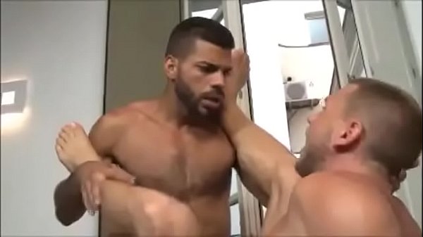 Play MP4 - Un buen follador con dos pijas