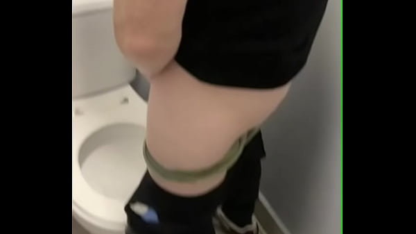 Play MP4 - boy opens cubicle and catch his friend peeing &lpar;in a club's public toilets&rpar;