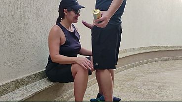 Sapat&atilde_o machinho teve que dar a buceta e chupar pau pela primeira vez por n&atilde_o ter dinheiro para pagar uma aposta que fez