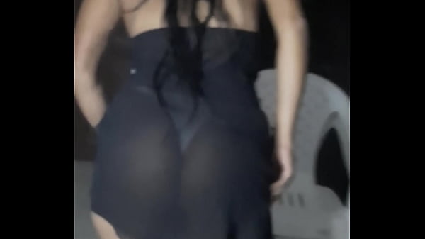 Karely con su vestido transparente se le ve todo