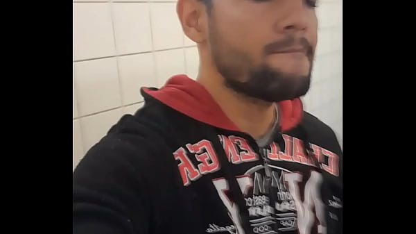 Safadeza no banheiro da academia, adrenalina a mil com esses machos - FULL SHEER 