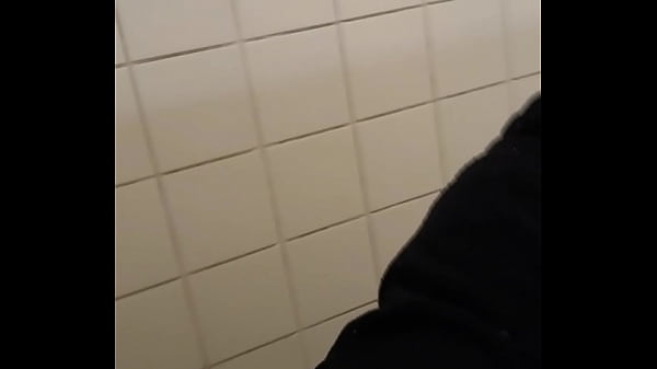 Play MP4 - Safadeza no banheiro da academia&comma; adrenalina a mil com esses machos - FULL SHEER