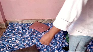 Nonton ट्यूशन वाली लड़की को उसकी सौतेली माँ के साथ चोदा thumbnail