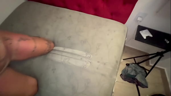 Play MP4 - Loirinha linda resolveu trair o namorado com o irm&atilde;o dele fodeu no pelo e tomou gozada na cara