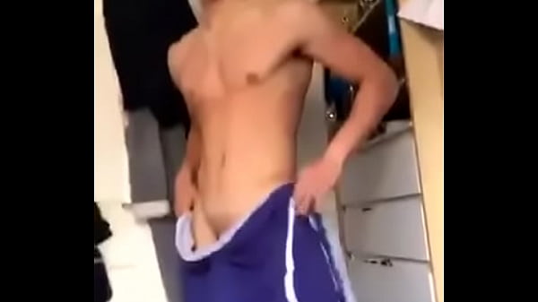 Hetero pauzudo girando o pau 