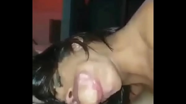 Play MP4 - La mam&aacute; de mi amigo me ense&ntilde;&oacute; lo que es una milf