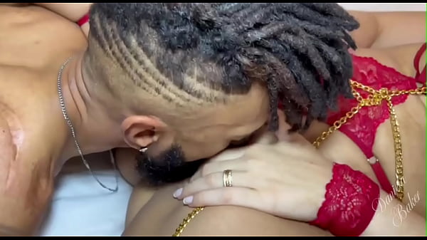 Play MP4 - LOIRA POLICIAL CASADA FODE COM ELETRECISTA ENQUANTO MARIDO TRABALHA