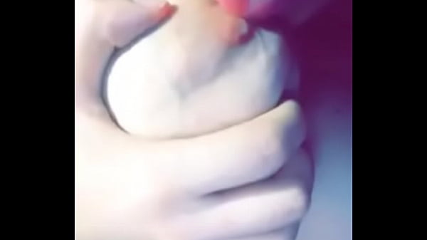 Ella lame sus enormes tetas