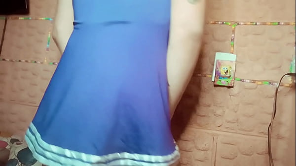 siendo una porrista muy puta que ense&ntilde;a el culo 