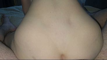 Мой волосатый член катает ее в позе обратной наездницы