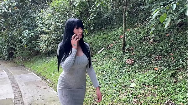 Dos desconocidos le hacen un anal a una latina mientras su marido est&aacute; en el trabajo 