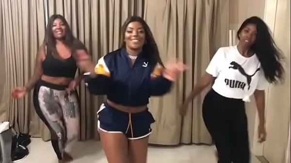 Cantora gostosa dan&ccedil;ando com duas rabudas