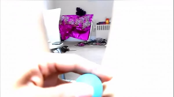 Nonton Ginger Paris Drinking Her Own Nectar Pee & Vibrator Delight thumbnail